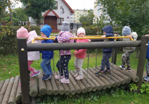 Dzieci przechodzą przez mostek.
